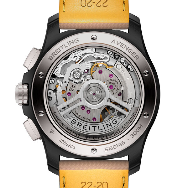 Avenger Night Mission B01 42 mm chronographe automatique en titane et ceramique